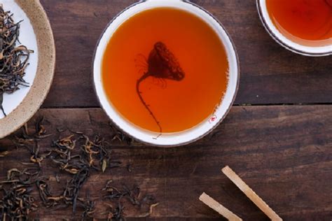 喝茶对健康究竟有何益处？红茶好还是绿茶好？如何选择？一文说请