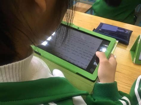 国际学校用平板电脑上课 学生当主角热情高_手机新浪网