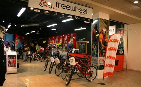 在自行车店销售的自行车高清图片下载-正版图片503539216-摄图网