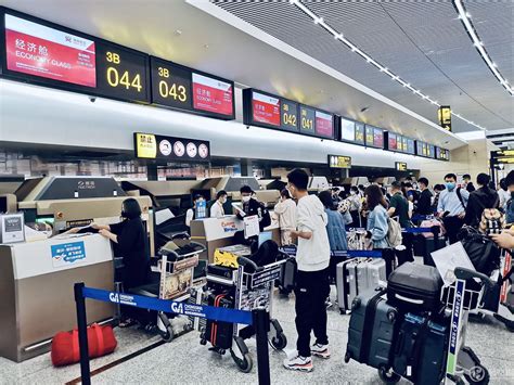 大兴机场启用E指廊保障国内航班|南航|大兴机场|旅客_新浪新闻
