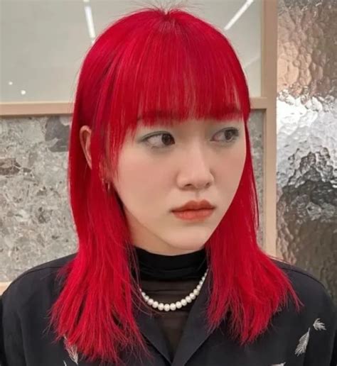 女生红色头发头像温柔