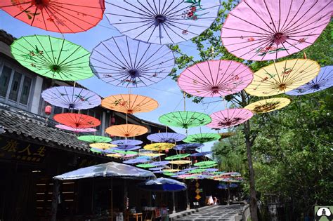 数千把油纸伞倒挂古镇上空，游客直呼“美哭了”|油纸伞|古镇|游客_新浪新闻