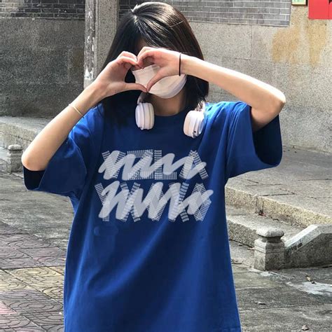 甜美女生头像蓝色衣服