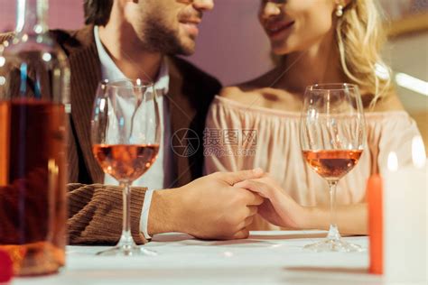 夫妻手握和在餐桌上与餐馆酒杯约高清图片下载-正版图片503363145-摄图网