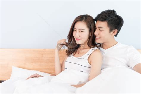 情侣在床上打闹高清图片下载-正版图片500722638-摄图网