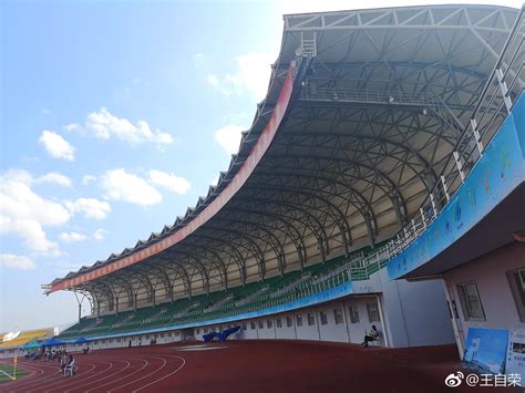 到临沧体育场看了几分钟的足球比赛（云南省第十五届运动会）|体育场|足球|临沧_新浪新闻