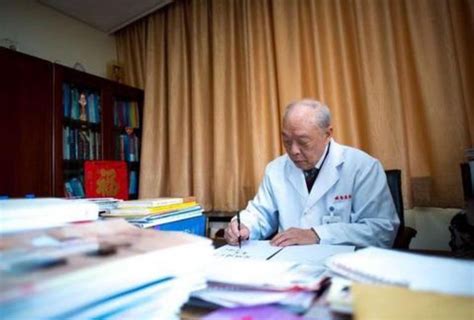 【文汇报】高龄医学院士：有的研究“快乐抗癌”，有的忙“开卷考试”，95岁仍到医院“打卡”看患者-上海交通大学医学院-新闻网