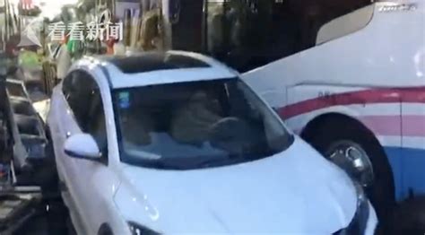 大巴连撞SUV冲进商铺 司机打警察称要同归于尽 -新闻中心-杭州网