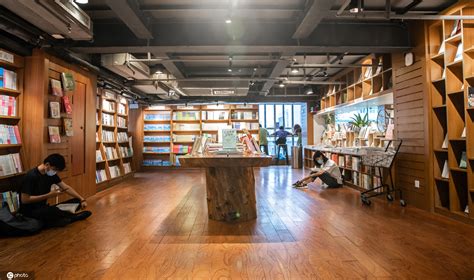探访全球首家共享书店 24小时营业成为看书胜地