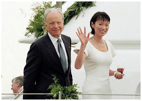 邓文迪21年前嫁默多克，穿白色蕾丝婚纱太仙，登上婚礼游艇惊艳了__财经头条