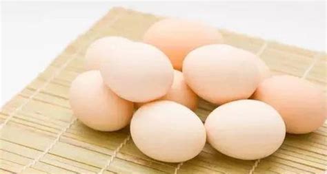 高血压患者能吃鸡蛋吗？真正需要管住嘴的是7种食物，别陷入误区