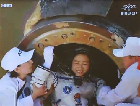女航天员刘洋微笑出舱 - 热点图片 - 福建妇联新闻