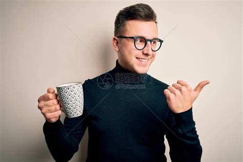 一个戴眼镜的男人喝咖啡高清图片下载-正版图片503946045-摄图网