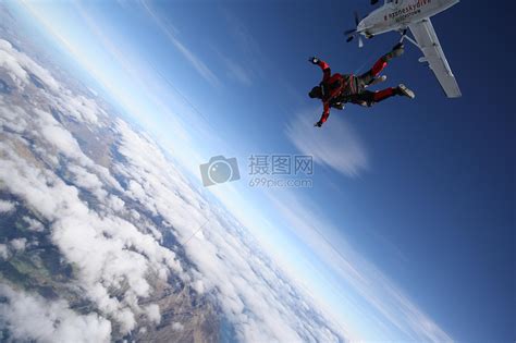 不明身份的天空跳伞降落伞高清图片下载-正版图片503542629-摄图网
