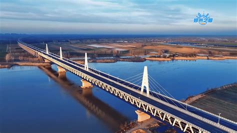 济南齐鲁黄河大桥新貌，像巨型竖琴横卧黄河