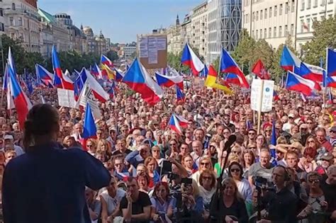 拉夫罗夫：格鲁吉亚大规模抗议活动非常类似于2014年乌克兰政变_手机新浪网