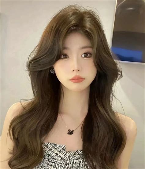 甜美女生细波浪卷头像