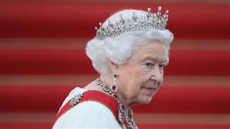 英国女王伊丽莎白二世封号头衔全称叫什么_即时尚