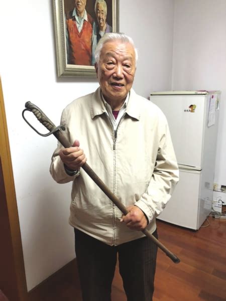 新四军老战士捐出珍藏74年战利品 此刀是侵略者罪证之一_荔枝网新闻