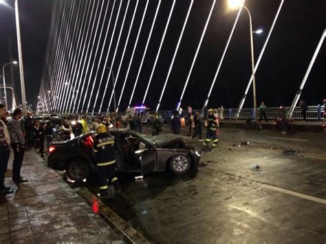 宜宾长江大桥3车连撞 5人受伤 - 滚动 - 华西都市网新闻频道