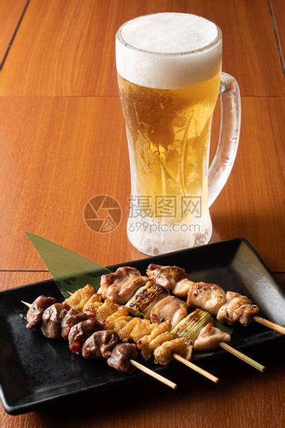 日本烤鸡肉串和啤酒的形象高清图片下载-正版图片506540221-摄图网