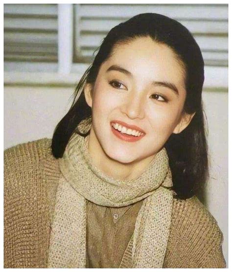 林青霞20岁时的绝美剧照，真的很美，感觉现在的小花都得靠边站