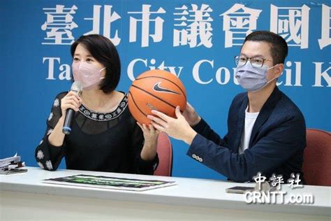 林智坚喊告 王鸿薇没在怕高调邀打篮球