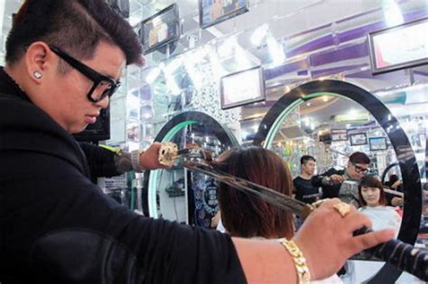 越南理发师用剑为顾客做造型(图)-新闻中心-南海网