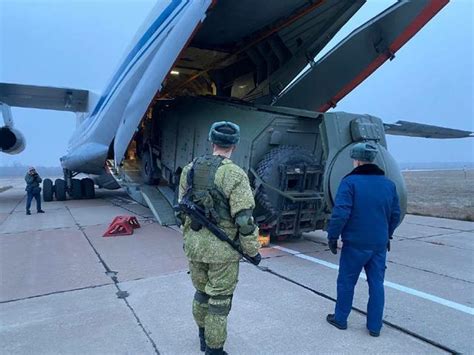 驰援维和 俄罗斯维和部队抵达哈萨克斯坦卸载军用车辆_新浪图片