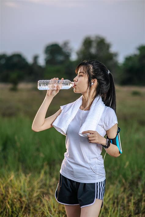 Women stand to drink water after exercise 4890935 Stock Photo at Vecteezy