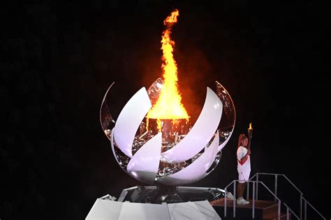神圣庄严！最高女祭司顺利采集东京奥运圣火 点燃圣火盆