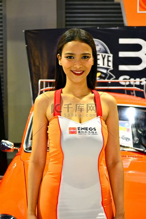 菲律宾帕赛 Trans Sport 展上的 Eneos 油女模特高清摄影大图-千库网