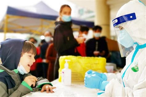 一对外籍母子在广州市中西医结合医院进行核酸检测_中国中医药网