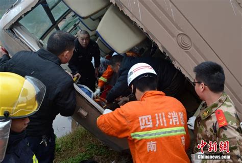 高清：四川南充一客车因雨天路滑侧翻 致20余人受伤【3】--图说中国--人民网