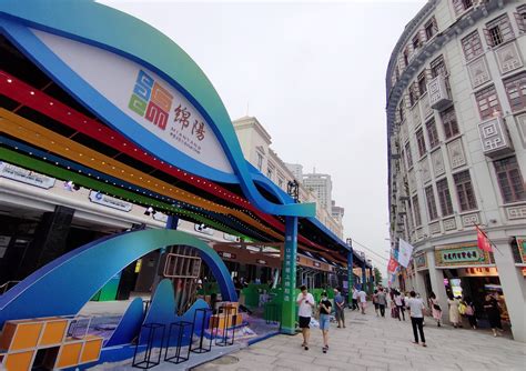 信阳日报-图片-胜利路步行街升级改造后开放