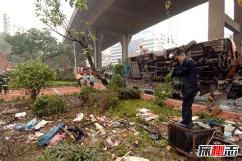 10·1重庆711公交灵异事件,大巴从桥上坠落致29人死亡_探秘志