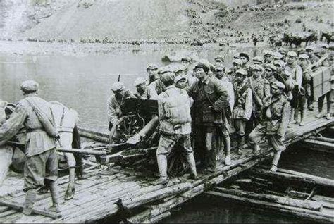 长征红军一路遇水搭桥的创新之举：湘江上用煤油桶，乌江上用竹筏 - 知乎
