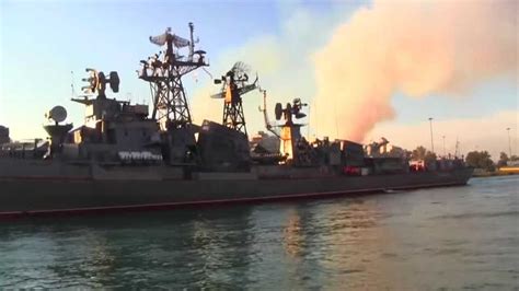 俄罗斯卡辛级驱逐舰，已经满岁，冒着浓浓的白烟
