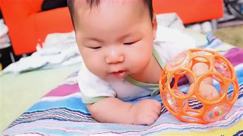 “宝宝声色”之萌宝视频:宝宝趴在床上