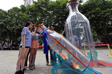 “超大漂流瓶”现身南京街头收集梦想 - 衡阳视点 - 华声论坛