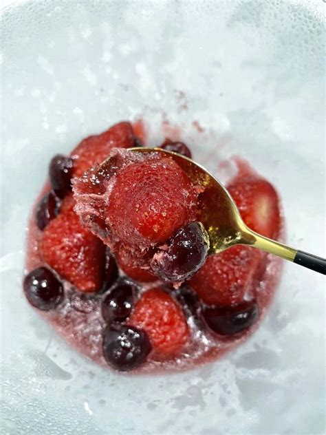 【冰点草莓--冰点车厘子--草莓的100种吃法--易上手网红甜品的做法步骤图】Milqmor潮饮_下厨房