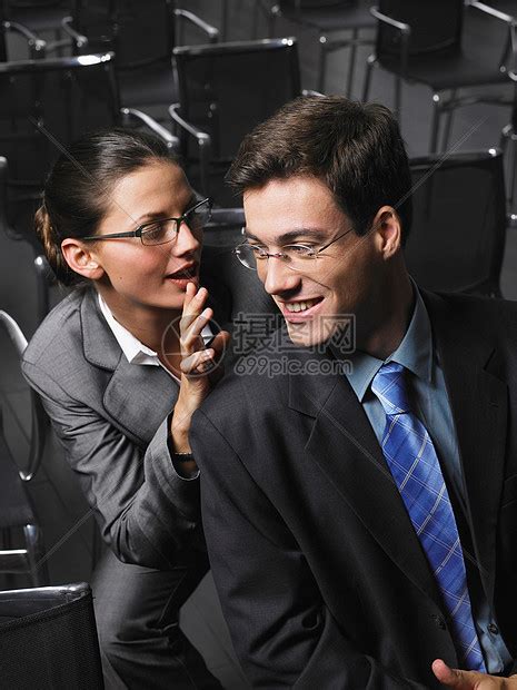 女人对坐在礼堂里的男人低语高清图片下载-正版图片501509974-摄图网