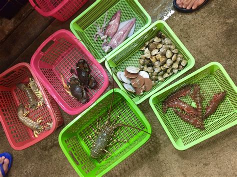 热门市场出售的新鲜水龙虾在当地亚洲市场购物有选择地专注于黑龙虾豪华餐高清图片下载-正版图片506737415-摄图网