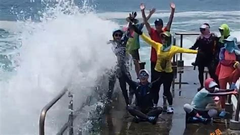 组团打卡香港网红景点,女子拍照时被大浪卷入海中 送医抢救后不治|香港|抢救|网红_新浪新闻