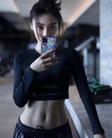 甜美女生腹肌头像