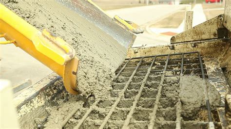在施工现场卸载混凝土的水泥搅拌车视频素材_ID:VCG42473178855-VCG.COM