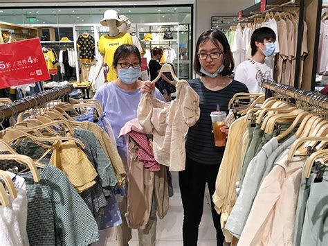 实拍：北京商场冬季特卖会，大衣3到6折顾客抢购，久违的“热闹”