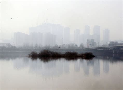 韩国春川市湖畔大雾弥漫