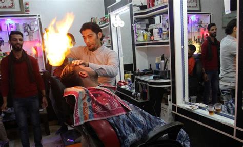 理发新花样, 理发师用火来烧顾客的头发哈颇受欢迎|巴基斯坦|理发师|头发_新浪新闻