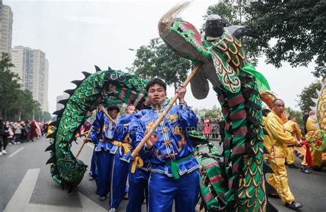 四川泸州：舞龙闹新春-人民图片网